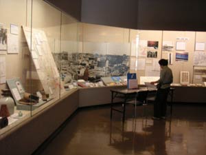 寄贈品コーナー「平塚大空襲60周年記念展示市民が探る平塚空襲」
