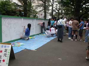 博物館西側道路、富士チタン工場の塀に壁画（平塚をみがく会・中原中・神田中美術部のみなさん）