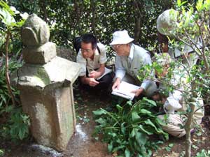 石仏を調べる会。寺田縄吉祥院にて懸命に文字を判読する