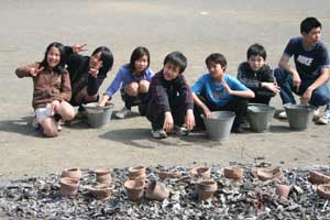 吉沢小学校で土器焼き