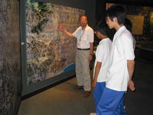 伊勢原中学校の職業体験にて中学生に解説をする展示解説ボランティアの会会員