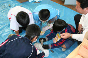 なでしこ小学校で石鏃づくり