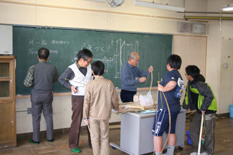 花水小学校で弓矢指導をする古代生活実験室会員