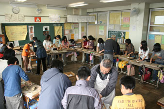 花水小学校で土器づくり指導をする古代生活実験室会員