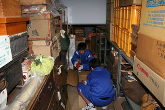 職業体験で資料整理をする大住中学校生徒