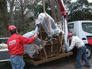 屋外展示神代杉の設置作業