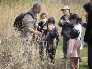 特別展関連行事「水辺の楽校で遊ぼう」　コカマキリの卵の話をする浜口館長。博物館館長としての観察会は、今日が最後です。