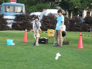 七夕イベント「水ロケットを飛ばそう」　なかなかまっすぐに飛ばない水ロケット