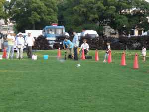 七夕イベント「水ロケットを飛ばそう」　水ロケットを試しに飛ばしてみる早田学芸員