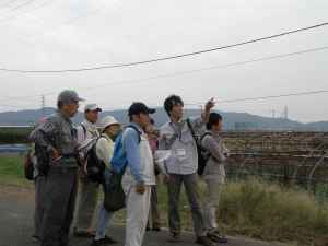 10/18　「金目川を歩く」第1回。入野の川辺から見える山々を解説。