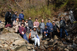 第4回「金目川を歩く」　金目川の水源で記念写真