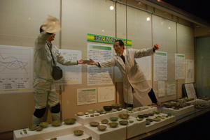 特別展示作業中の館長と栗山学芸員