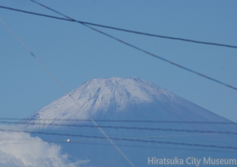 富士初冠雪20200927平塚市長持（撮影　剱持瑞穂）.jpg