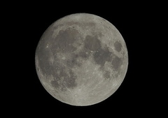13.9日の月2022.08.11 22時19分 長持（撮影　剱持瑞穂）