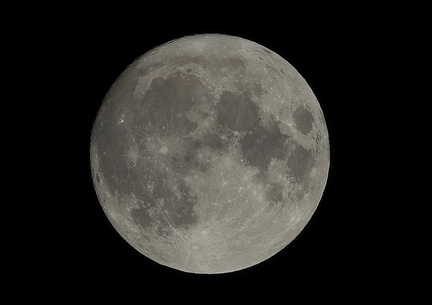13.9日の月2022.08.11 22時19分 長持（撮影　剱持瑞穂）