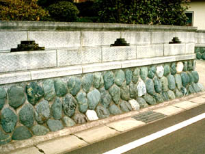 富士川系の川原石の塀基礎