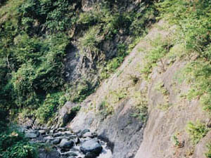 フォッサマグナ断層の河原