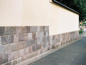 箱根赤ボサの切石の塀