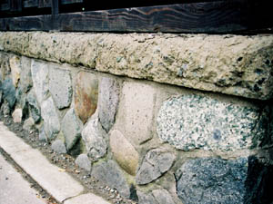 相模川系の玉石の塀基礎