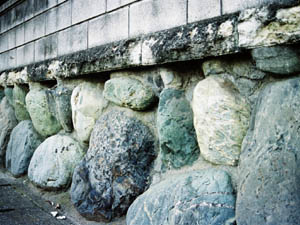 富士川系の玉石の塀基礎