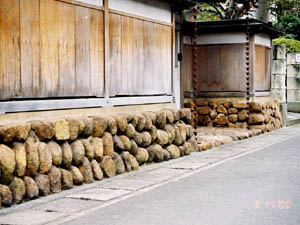 本鞍馬石の塀基礎