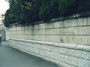 大谷石の石塀
