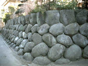 富士溶岩を用いた石垣