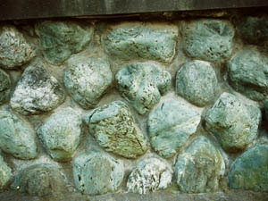 富士川系の玉石（緑色玄武岩型）