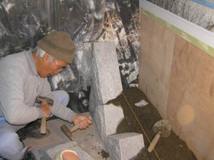 塩山みかげを加工しながら間知積み中