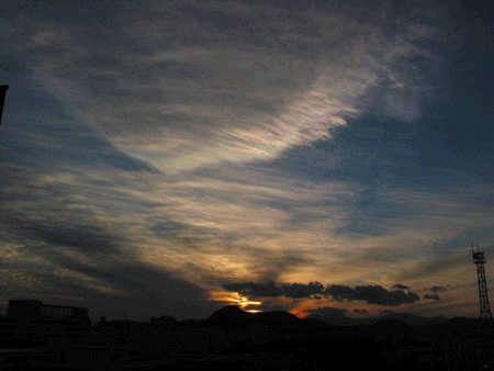 広角。写真中央からやや上の雲が複雑に色づいている