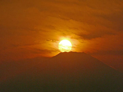 富士山頂に沈む夕日　2009年9月17日　平塚市　