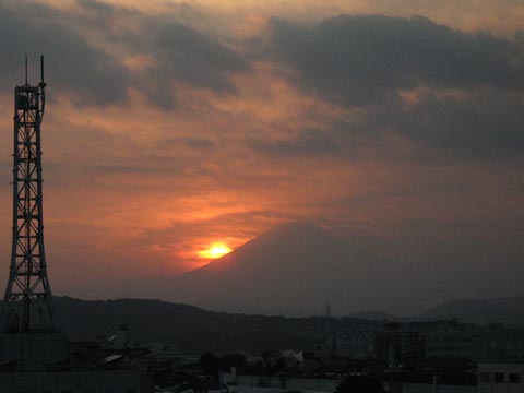 上の写真と同じ日の日没　平塚市博物館屋上
