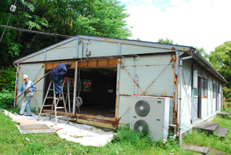 プレハブ倉庫北面の解体作業