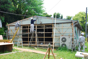 プレハブ倉庫の修復作業