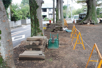 撤去され積み上げられていた玉垣