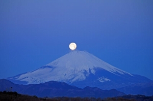 富士山に沈む月