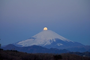 富士山に沈む月