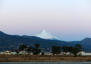 富士山と月