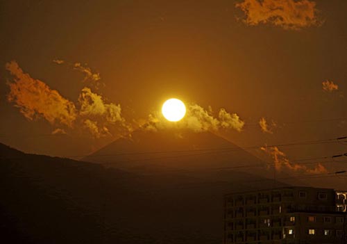 富士山頂に落ちる満月