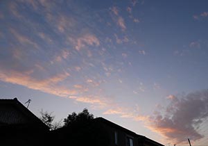 細くたなびく雲が赤く染まる