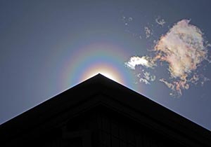花粉でできた光環と彩雲