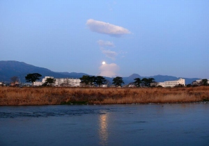 富士山に沈む月