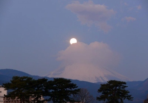 富士山に沈む月